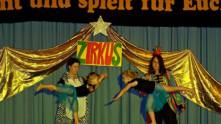 Akrobatik im Zirkus "Halligalli"Susanne Deuerling