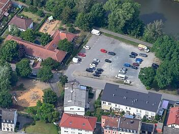 In Gaustadt könnte der erste stadteigene Kindergarten gebaut werden - auf dem heute meist zugeparkten Kirchweihplatz.  Foto: Ronald Rinklef