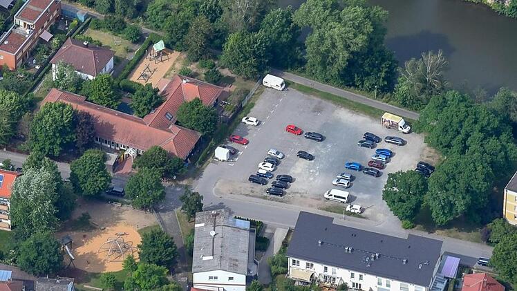 In Gaustadt könnte der erste stadteigene Kindergarten gebaut werden - auf dem heute meist zugeparkten Kirchweihplatz.  Foto: Ronald Rinklef