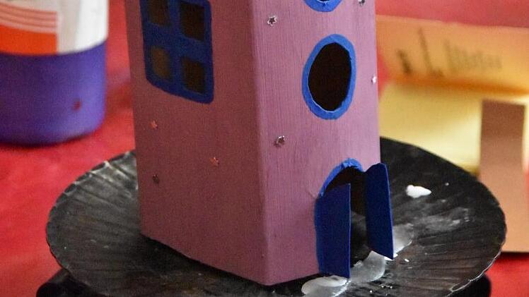 Ein R&auml;ucherh&auml;uschen aus einem alten Saftkarton. Foto: Uschi Prawitz