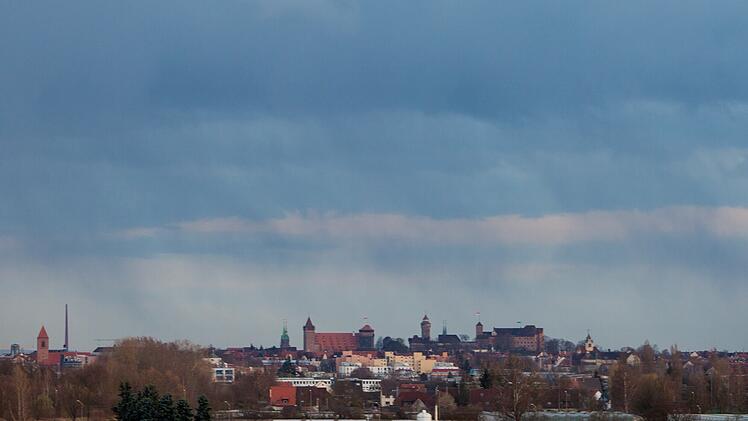 Wolkenfront ueber Nuernberg