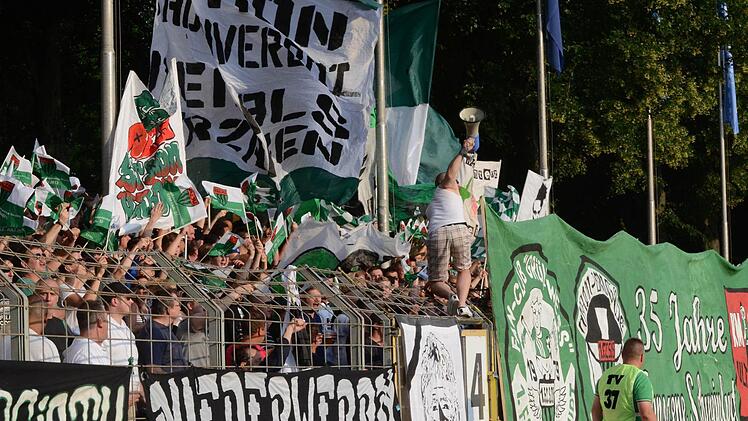6207 Zuschauer waren zum Unterfranken-Derby ins Schweinfurter Willy-Sachs-Stadion gekommen. Der ideale Rahmen für die gelungene Choreografie der Schnüdel-Fans. Foto: Jürgen Schmitt