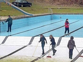 Der ehrenamtliche Einsatz der Schwimmbadfreunde Weißenbrunn für das Schwimmbad und damit für die Attraktivität der Gemeinde hat sich gelohnt.  Foto: K.H. Hofmann