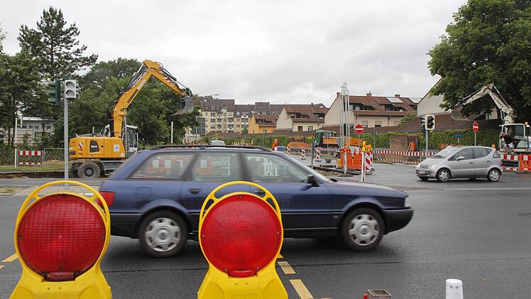 Der Kunigundendamm wird an der Kreuzung Forchheimer Straße (im Hintergrund) ab Mittwochnachmittag für den Verkehr komplett gesperrt. Es ist der letzte Bauabschnitt des Großprojekts.  Foto: Sebastian Martin