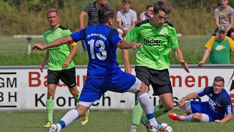 Im Mittelfeld wird der Friesener Yannik Krebs (grünes Trikot) von Mohammad Tamo attackiert und vom Ball getrennt. Foto: Heinrich Weiß