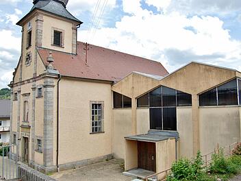 Die 1804 errichtete Pfarrkirche Mariä Himmelfahrt (links) in Waldfenster mit der 1962 angebauten, inzwischen maroden St.-Pius-Kirche, die abgerissen werden soll. Foto: Sigismund von Dobschütz
