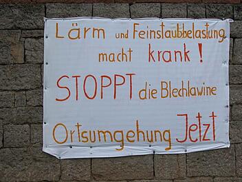 Auf Transparenten wird von den Bürgern die Verkehrsentlastung Nüdlingens gefordert. Foto: Ewald Kiesel