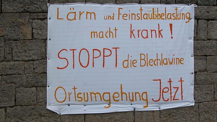 Auf Transparenten wird von den Bürgern die Verkehrsentlastung Nüdlingens gefordert. Foto: Ewald Kiesel