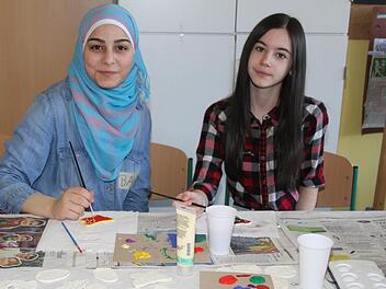 Beim Aktionstag der Schülermitverantwortung hatten sich alle Klassen der Max-Hundt-Mittelschule s etwas einfallen lasssen. Baia Eizeddin (16) aus Syrien und Nada Lociak (12) aus der Ukraine finden es witzig, Schmetterlinge zu bemalen, auch wenn Baia Ostern eigentlich gar nicht kennt. Foto: Sonja Adam