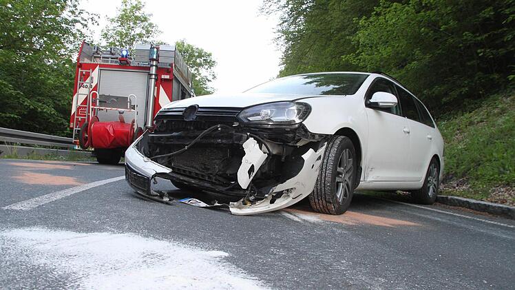 Kurz nach Kasendorf (in Richtung Azendorf) war ein Motorradfahrer in einen VW geschleudert. Foto: Jürgen Gärtner