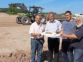 Beim Jour fixe : Franz Söder, Sportplatzbau-Unternehmer, Pommersfeldens Bürgermeister Hans Beck, Ingenieur Georg Schreiber und Bernd Heimerl, Koordinator DJK-SV (von links) Foto: Evi Seeger