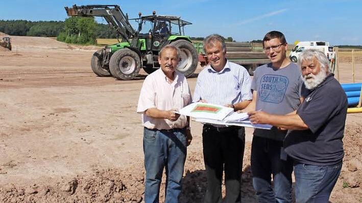 Beim Jour fixe : Franz Söder, Sportplatzbau-Unternehmer, Pommersfeldens Bürgermeister Hans Beck, Ingenieur Georg Schreiber und Bernd Heimerl, Koordinator DJK-SV (von links) Foto: Evi Seeger