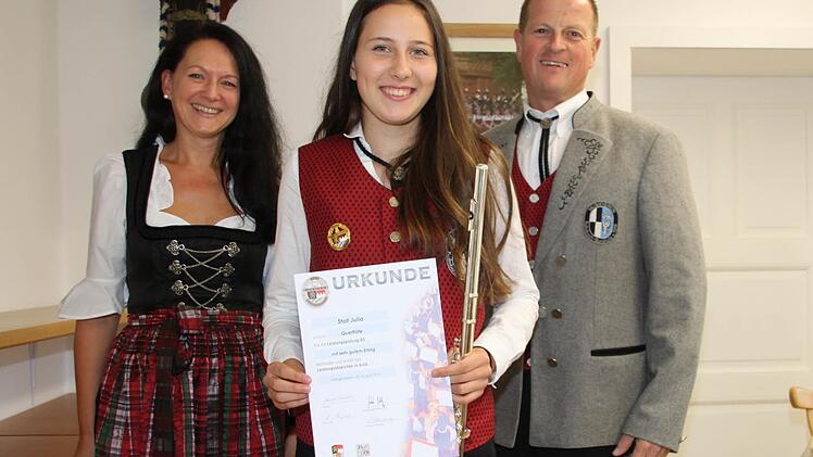 Stolz auf Gold: Ausbilderin Elke Höhn, Julia Stoll und Musivereins-Vorsitzender Martin Sack. Foto: Dagmar Besand