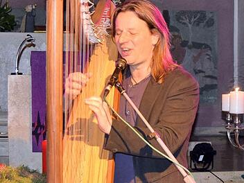 Andy Lang mit seiner keltischen Harfe bezauberte die Zuhörer. Foto: Andreas Welz