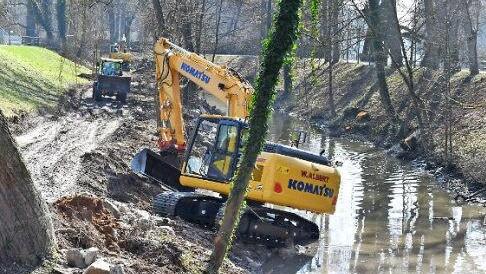 Zur Zeit wird die Böschung des Hollergrabens verstärkt, damit sie nicht wieder von Bibern unterhöhlt wird. Foto: Ronald Rinklef