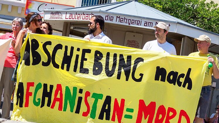 Mit Plakaten weisen die Demonstranten auf die prekäre Lage in Afghanistan hin.