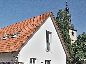 Am 25. Juni wurde das Gemeindehaus eingeweiht. Dahinter lugt die Kirche hervor. Vom 24. bis 28. August wird in Memmelsdorf das Kirchweihfest gefeiert.  Foto: Helmut Will
