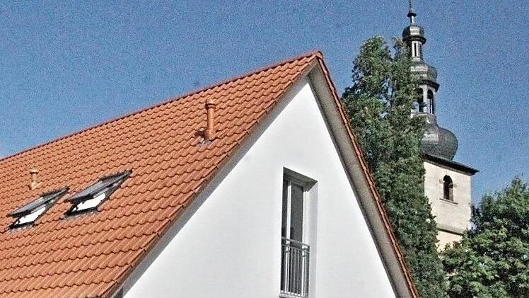 Am 25. Juni wurde das Gemeindehaus eingeweiht. Dahinter lugt die Kirche hervor. Vom 24. bis 28. August wird in Memmelsdorf das Kirchweihfest gefeiert.  Foto: Helmut Will