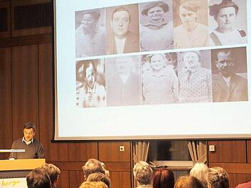Mark Deavin bei seinem Vortrag im Sitzungssaal des Rathauses  Fotos: Manfred Welker