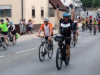 Bestens gelaunt fuhren die Radler durch Weisendorf.   Foto: Richard Sänger