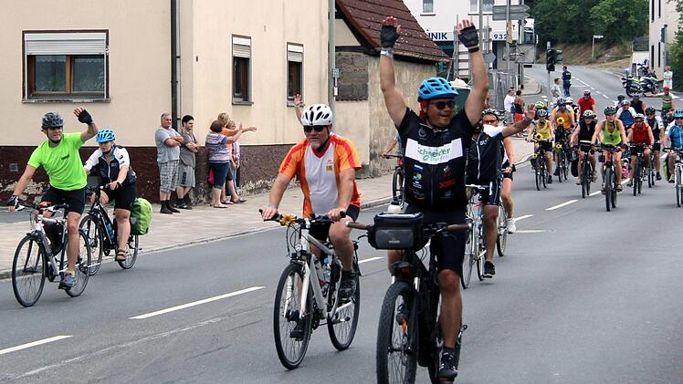 Bestens gelaunt fuhren die Radler durch Weisendorf.   Foto: Richard Sänger