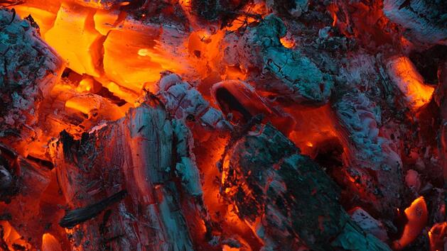 Glimmende Zeitungen und eine explodierte Deo-Dose fanden BRK-Mitarbeiter nach einem lauten Knall am Dienstagabend am BRK-Geb&auml;ude in Wei&szlig;enburg. Symbolbild: Andrey Andreyev/unsplash.com