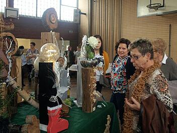 Kunstwerke aus Holz für drinnen und draußen Foto: Susanne Deuerling