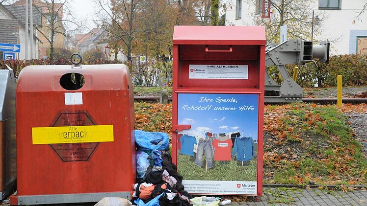 Kleidercontainer  am Bahnhof in Bad Rodach. Foto: Natalie Schalk