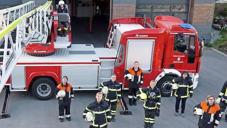 Eine starke Truppe: Die Feuerwehrfrauen aus dem Coburger Land - von links: Christa Hackl (Niederfüllbach), Sabine Rudolph (Niederfüllbach), Patricia Rudolph (NIederfüllbach), Andrea Göhring (Elsa), Sieglinde Müller (Ahorn), Uschi Vorndran (Bischwind), Diana Raab (Rossach) und Diana Schultheiß (Rossach) - hätten nichts dagegen, noch ein bisschen Verstärkung zu bekommen. Foto: Berthold Köhler