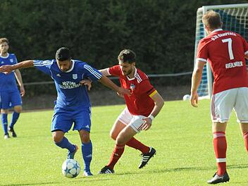 So wie hier Ahmet Coprak im Hinspiel gegen Dampfach will sich der TSV Münnerstadt auch im Rückspiel im Haßbergekreis entscheidend durchsetzen.  Foto: ssp