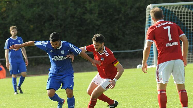 So wie hier Ahmet Coprak im Hinspiel gegen Dampfach will sich der TSV Münnerstadt auch im Rückspiel im Haßbergekreis entscheidend durchsetzen.  Foto: ssp