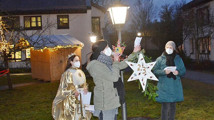 Ein Gedicht hatte Lara Werner als Bad Königshofener Christkind für die Bewohnerinnen und Bewohner von Maria Bildhausen mitgebracht. Zuvor hatte Gemeindereferentin Maria Krines das Christkind   begrüßt.