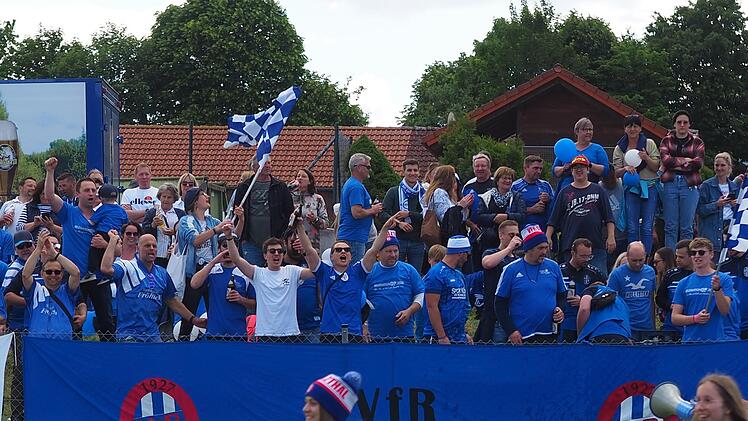 Ein Traum in blau und weiß: Der VfR Sulzthal steigt in die Kreisliga Rhön auf. Fotos: Jürgen Schmitt