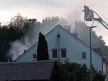 Feuerwehr bekämpft Dachstuhlbrand in Oberkotzau