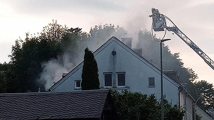 Feuerwehr bekämpft Dachstuhlbrand in Oberkotzau