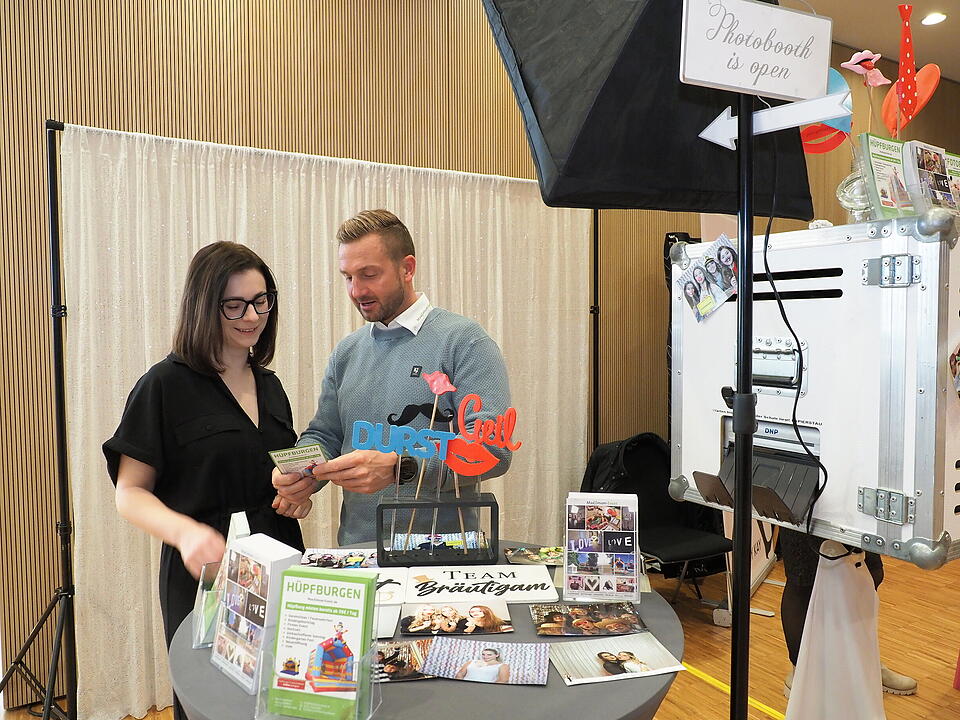 Inkl. Braut- und Festmodenschauen.