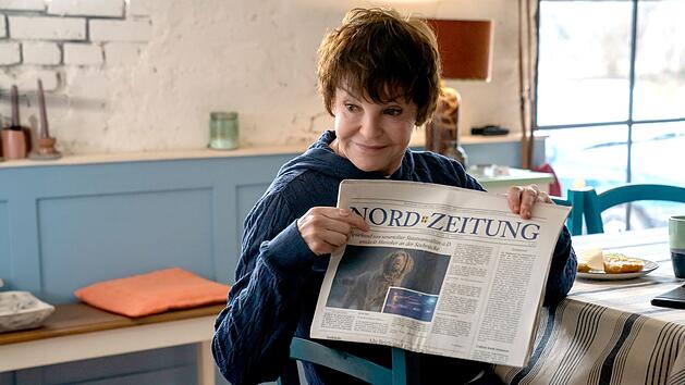 Karin Lossow (Katrin Sass) ist stolz auf ihren Hund Lucky, als er es auf die Titelseite der "Nord-Zeitung" geschafft hat.