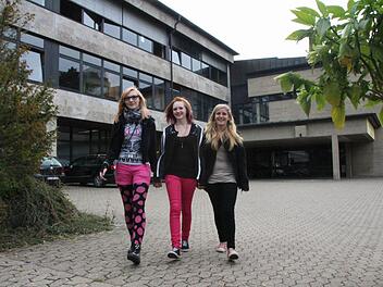 Melissa, Inka und  Julia (v.l.) müssen ab  dem nächsten Schuljahr   eine viereinhalbjährige Baustelle ertragen oder zwei Jahre  nach Neuses pendeln.   Archivbild: Josef Hofbauer