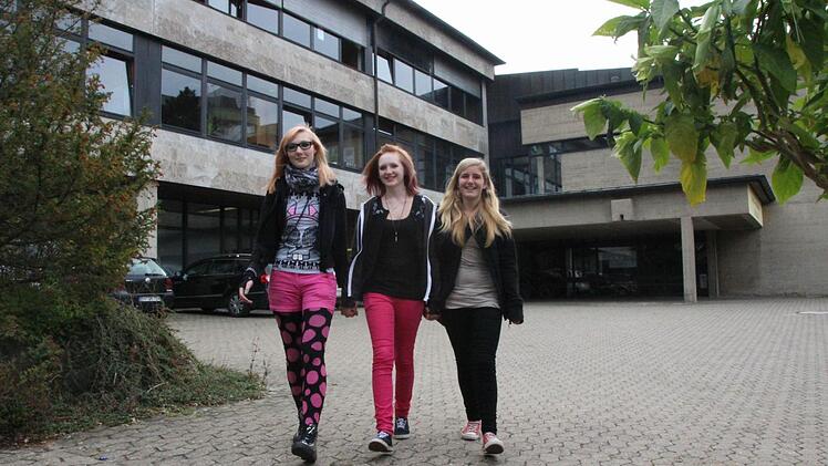 Melissa, Inka und  Julia (v.l.) müssen ab  dem nächsten Schuljahr   eine viereinhalbjährige Baustelle ertragen oder zwei Jahre  nach Neuses pendeln.   Archivbild: Josef Hofbauer