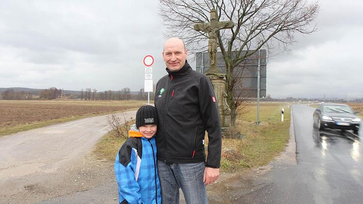 Beim Kreuz soll die neue Straße links vorbei durch die Felder geführt werden.