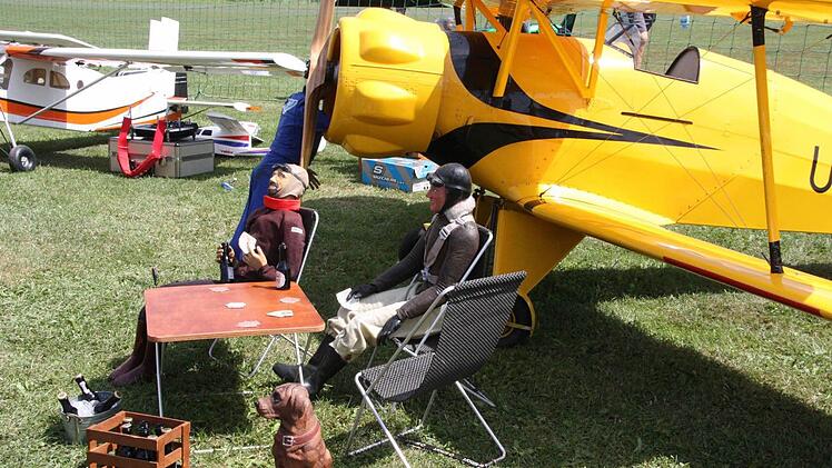Stilechtes Fliegerleben mit Hund und Bierflaschen.