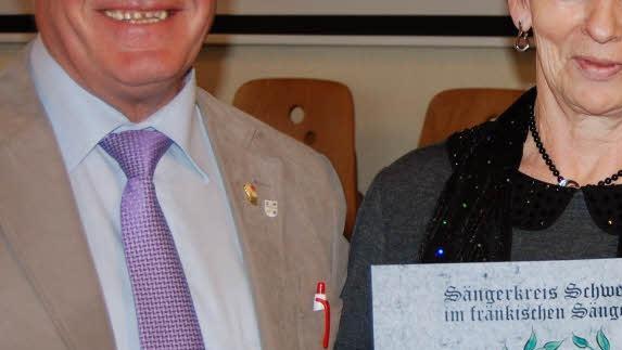 Erna Schupp, Leiterin der Chorgemeinschaft Frohsinn-Nüdlingen, wurde von Paul Kolb für 15-jährige Vereinsleitung mit dem goldenen Ehrenkranz des Sängerkreises Schweinfurt ausgezeichnet.