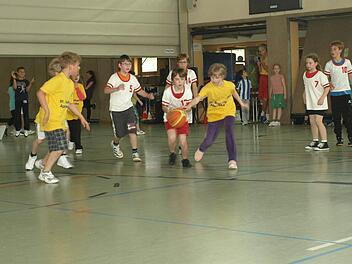 Das Großprojekt der Gemeinde Oerlenbach ist in diesem Jahr die Sanierung und Erweiterung der Hegler-Halle. Die Notwendigkeit unterstreichen Gutachten zu Fußboden, Heizung, Lüftung und Sanitär. Foto: Stefan Geiger