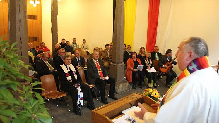 Eine ökumenische Andacht fand vor der Stadtratssitzung in der Rathaushalle statt.