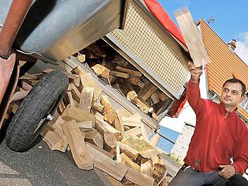 Markus Steuer, Inhaber der Kaminholz Manufaktur in Frensdorf, hat alle Hände voll zu tun. Fotos: Matthias Hoch