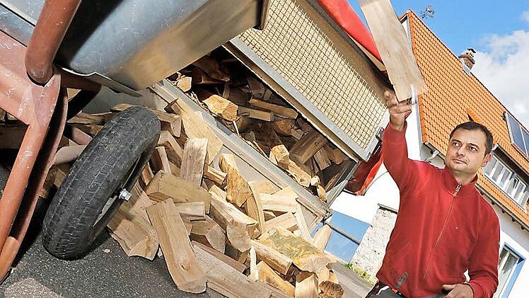 Markus Steuer, Inhaber der Kaminholz Manufaktur in Frensdorf, hat alle Hände voll zu tun. Fotos: Matthias Hoch