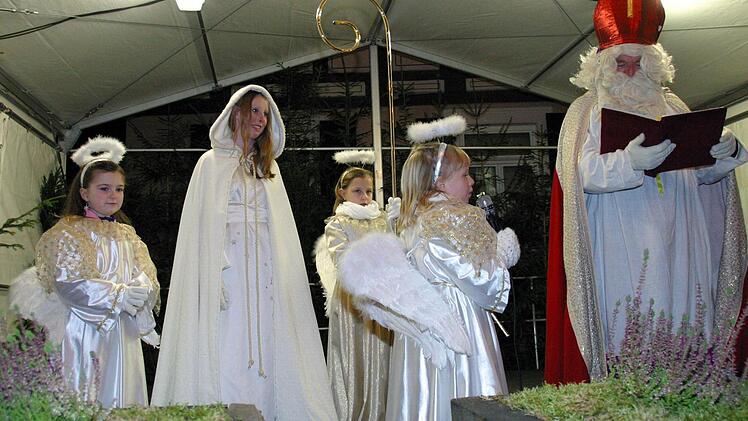 Auch Engelchen Johanna Hartan ließ es sich nicht nehmen, dem Nikolaus (Günther Dünisch) ein Gedicht aufzusagen, beobachtet von Amelie Fischer, Christkind Magdalena Autsch und Ellena Bartsch.