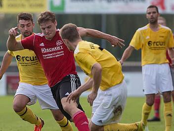 300 Zuschauer kamen zum Landkreis-Derby zwischen dem FC Lichtenfels und dem TSV Ebensfeld ins Karl-Fleschutz-Stadion. Am Ende trennten sich die FCler, hier mit Niklas Lulei (rotes Trikot) von den Ebensfeldern, hier mit Christian Quinger (links) und Björn Vogel, mit 1:1.  Foto: Uwe Gick
