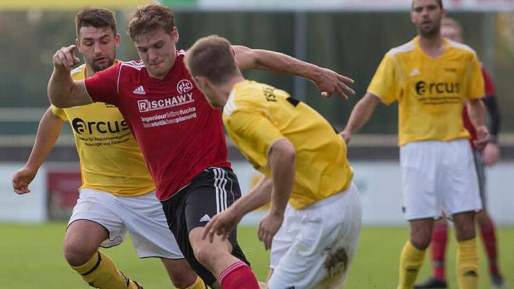 300 Zuschauer kamen zum Landkreis-Derby zwischen dem FC Lichtenfels und dem TSV Ebensfeld ins Karl-Fleschutz-Stadion. Am Ende trennten sich die FCler, hier mit Niklas Lulei (rotes Trikot) von den Ebensfeldern, hier mit Christian Quinger (links) und Björn Vogel, mit 1:1.  Foto: Uwe Gick