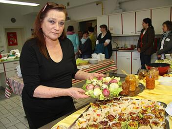 Ursula Willenberg vom Amt für Ernährung, Landwirtschaft und Forsten hat mit den Hauswirtschaftsschülerinnen gezaubert und zum Tag der Hauswirtschaft ein tolles Büffet zusammengestellt. Auch für Ostern hat sie Ideen - so lassen sich Ostereier mit Rote Beete und Zwiebeln färben. Fotos: Sonja Adam